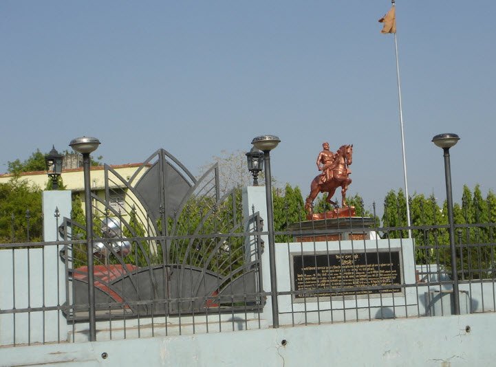 Agrasen Maharaj Statue, Dhule, Maharashtra - Vushii.com